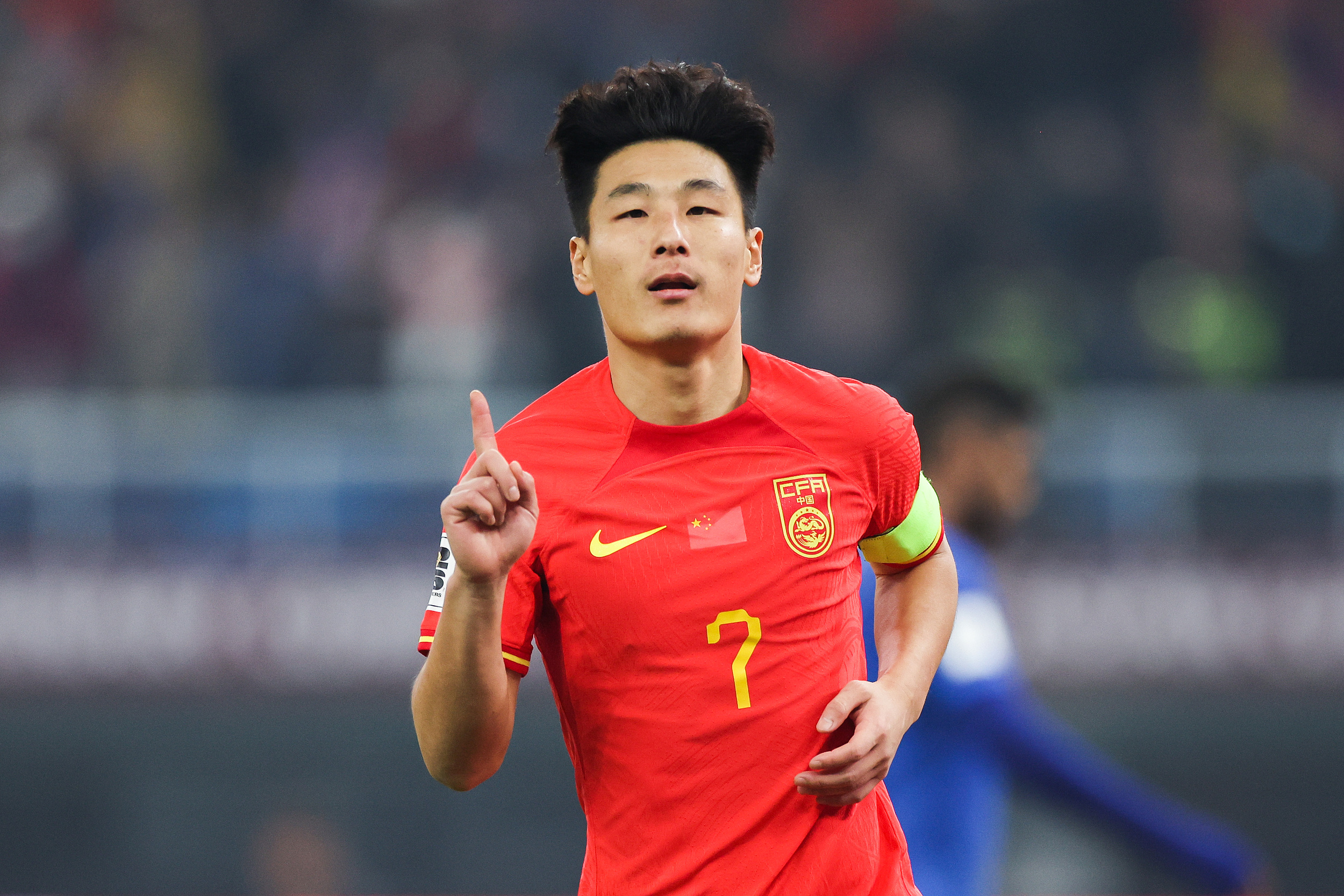 国足选手奋勇拼搏,不畏艰难的简单介绍